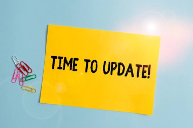 Kelime yazma zamanı güncelleme zamanı. İş fotoğrafında, resmi olarak iş veya pozisyon için birini önerme eylemi gösteriliyor. Basit karton ve yazı ekipmanları pastel renk arka planının üzerine yerleştiriliyor.