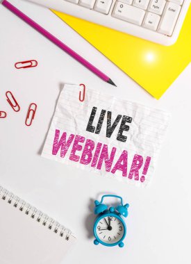 Canlı Webinar 'ı gösteren mesaj işareti. Web Düz üzerinden iletilen iş fotoğrafı metni sunumu veya semineri metin iletileri için metin alanı olan beyaz boş kağıdın üzerinde yatıyordu