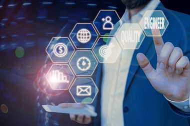 El yazısı Kalite Mühendisi. Kavramsal fotoğraf analiz edilmiş bir ürünün genel kalitesini sağlar