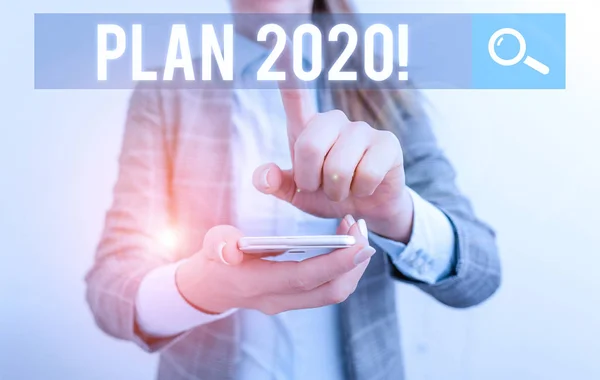 Scrivere a mano concettuale che mostra il Piano 2020. Foto aziendale che mostra una proposta dettagliata che fa qualcosa il prossimo anno. Concetto di business con telefono cellulare e donna d'affari . — Foto Stock