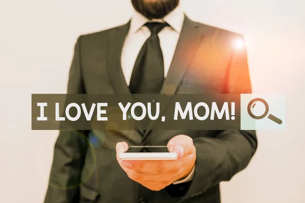 Skriver lapp som visar att jag älskar dig, mamma. Business photo showcasing Loving meddelande känslomässiga känslor tillgivenhet varm deklaration Man mänsklig bära formella arbetskläder hålla smartphone med handen. — Stockfoto