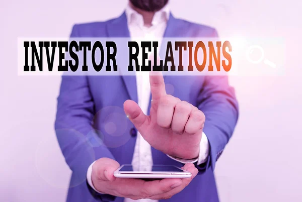 Textová značka zobrazující vztahy s investorem. Konceptuální analýza fotografií odpovědnost, která integruje finance Podnikatel v modrém apartmá s břišní vrchol ukazuje prstem. — Stock fotografie