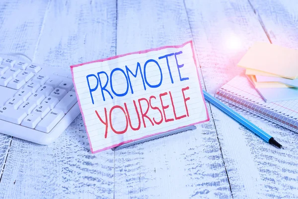 自分自身を宣伝するメモを書く 自分の利益を促進する行為や実践のためのビジネスコンセプトコンピュータキーボードとシートの間のワイヤ上のノートPc — ストック写真