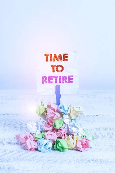 Yazısı Emeklilik Zamanı Kavramsal Fotoğraf Emeklilik Statüsünü Yeterince Yaşlı Hatırlatıcı — Stok fotoğraf