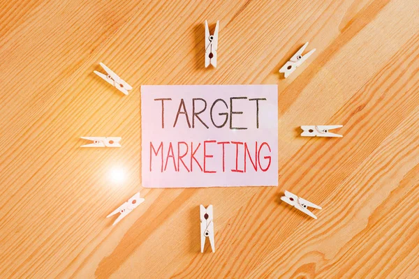 手書きテキストターゲットマーケティング 製品を購入する潜在的な顧客の概念的な写真グループ色の布の紙空のリマインダ木製の床の背景オフィス — ストック写真