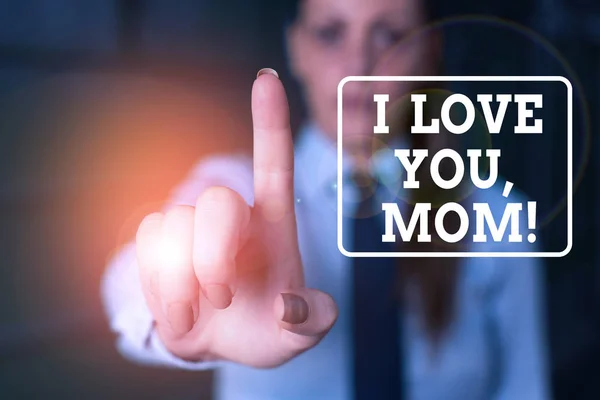 愛を示す概念的な手の書き込み お母さん 愛のメッセージ感情的な愛情暖かい宣言を意味する概念空の空間で指で指差す背景の女性 — ストック写真