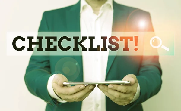 Tekst schrijven Checklist. Business concept voor lijst items nodig dingen worden gedaan of punten beschouwd Man in de blauwe suite en wit shirt houdt mobiele telefoon in de hand. — Stockfoto