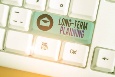 Uzun vadeli planlamayı gösteren kavramsal el yazısı. Kavram demek, ulaşmayı umduğun hedefler belirlemek demektir.