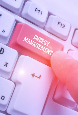Enerji Yönetimini gösteren bir not yazıyorum. Kullanımı korumak için enerjiyi izleme ve izleme yolu iş konsepti