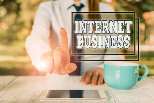 Γραπτό σημείωμα που δείχνει Internet Business. Επαγγελματική φωτογραφία προβολή επιχειρηματικών ή εμπορικών συναλλαγών που λαμβάνουν χώρα σε απευθείας σύνδεση Business woman sitting by the table with cup of coffee and mobile phone. — Φωτογραφία Αρχείου