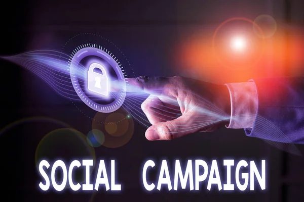 문자로 소셜 캠페인을 쓰는 거죠. 개념은 소셜 미디어 플랫 폼을 사용하여 브랜드 인식을 개선하는 것을 의미 합니다.. — 스톡 사진