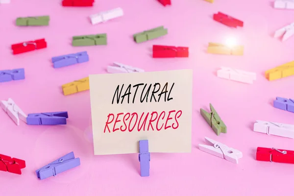 Schreibnotiz Die Natürliche Ressourcen Zeigt Geschäftskonzept Für Materialien Die Der — Stockfoto