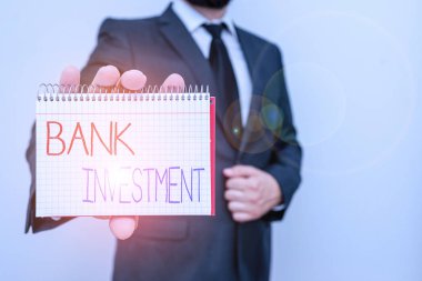 Banka Yatırımını gösteren kavramsal el yazısı. Kavram, çeşitli hizmetler sunan finansal aracı anlamına gelir. Erkek insan resmi iş kıyafeti giyer.