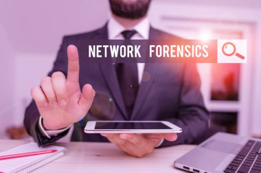 Network Forensics 'i gösteren kavramsal el yazısı. Bilgisayar ağı trafiğinin izlenmesi ve analizi anlamına gelen kavram. Erkek insan resmi giysiler giyer. Hitech akıllı telefonu kullanın.