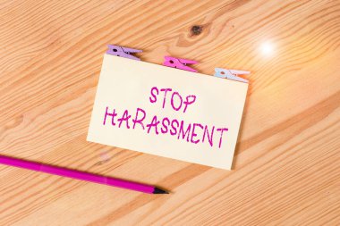 Tacizi Durdurma tabelası. İş fotoğrafı metni, diğerlerinin agresif baskı ve sindirmesini önler Renkli çamaşır iğnesi kağıtları boş hatırlatıcı ahşap zemin ofis