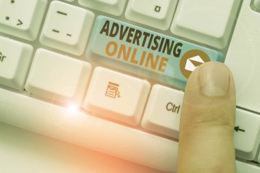Online Reklamcılık 'ı gösteren bir not yazıyorum. İnternet kullanımını içeren pazarlama stratejisi iş kavramı