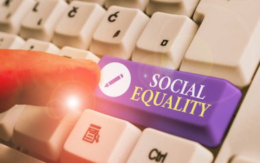 Sosyal eşitliği gösteren kavramsal el yazısı. Anlam kavramı, sosyal politikaya adalet ve adalet kaygılarını uygular.