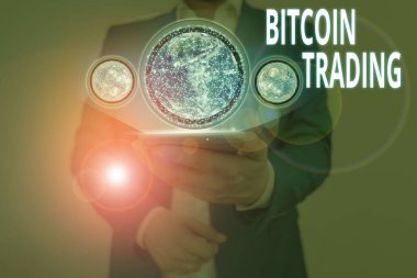 Bitcoin ticaretini gösteren bir not yazıyorum. NASA tarafından desteklenen bu görüntünün hisse senedi piyasalarındaki kripto para alım ve satım konsepti