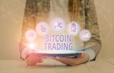 Metin işareti Bitcoin ticaretini gösteriyor. Borsada kripto para alım ve satımının iş fotoğrafı metni