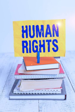 Huanalysis Haklarını gösteren metin işareti. Haklarınız için savaşmanın eşitliğini gösteren iş fotoğrafı yığınla kitap yığını, çamaşır mandalı, hatırlatıcı renkli beyaz ahşap.