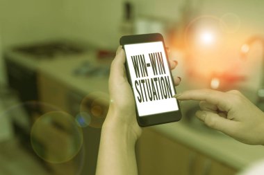 Kavramsal el yazısı Kazanç Durumunu gösteriyor. Tüm tarafların öyle ya da böyle fayda sağladığı kavramsal durum