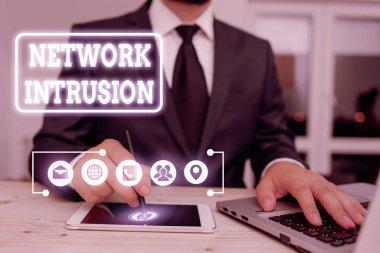 Network Intrusion 'ı gösteren not yazılıyor. Bir ağı izleyen aygıt veya yazılım uygulaması için iş konsepti