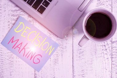 Karar verme mekanizmasını gösteren kavramsal el yazısı. Kavram derken, özellikle önemli kararlar alma sürecini kastediyorum. Metalik dizüstü bilgisayar, boş, yapışkan kahve fincanı, antika masa.
