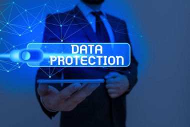 Veri Korumasını gösteren bir not yazıyorum. Bilgisayarda depolanan verilerin erişimi ve kullanımı üzerinde hukuki denetim konsepti