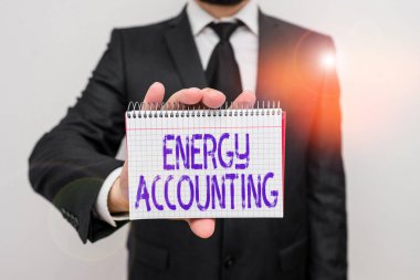 El yazısı Enerji Muhasebe. Ölçüm ve enerji tüketimini bildir. Erkek insan giyimi resmi iş kıyafeti ofisi. Matematik kitabı kullan..