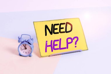 Gereken Yardım Sorusunu gösteren metin işareti. Bir görevi tamamlamak ya da gerçekleştirmek için gereken şeyleri sağlamak için iş fotoğrafı sergisi. Pastel arka plana yaslanmış kağıt bir çarşaf yanında Mini boyutunda alarm saati.