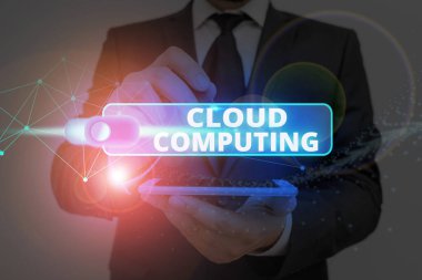 Cloud Computing 'i gösteren metin işareti. İnternet üzerinden veri ve programların depolanması ve erişimi iş fotoğrafı