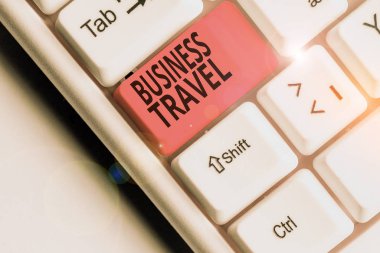 Business Travel 'ı gösteren bir not yazıyorum. Şirket adına bir ya da daha fazla yere seyahat etmek için iş kavramı