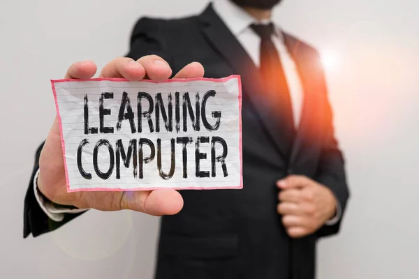 Texto para escrita de palavras Learning Computer. Conceito de negócio para saber mais sobre cada um dos componentes no computador masculino desgaste humano formal terno escritório olhar segurar notepaper folha de uso mão . — Fotografia de Stock