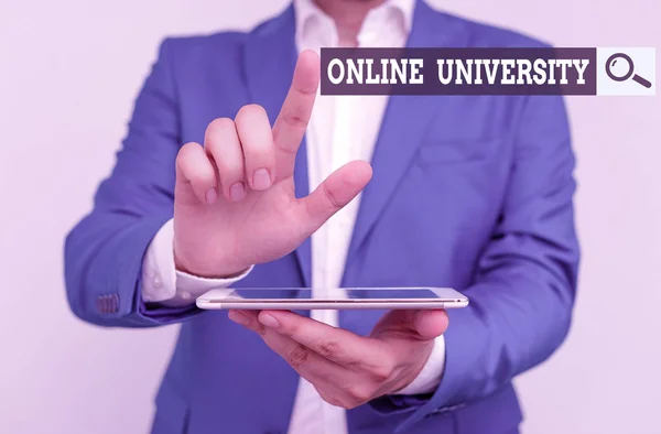 Ordskrivning text Online University. Affärsidé för ger utbildningsprogram via elektroniska medier Affärsman med pekfinger framför sig. — Stockfoto