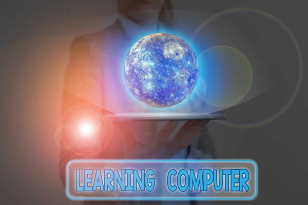 书写文字学习计算机。了解更多关于Nasa提供的计算机中每个组件的业务概念. — 图库照片