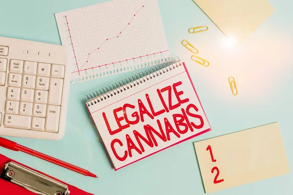 単語書き込みテキスト大麻を合法化します 合法化されたレクリエーション大麻が全国的に使用する法律を紹介するビジネス写真紙の青い机コンピュータキーボードオフィス勉強ノートブックチャート番号メモ — ストック写真