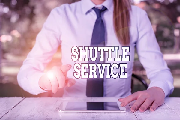 Fogalmi kézírás, ami a Shuttle Service-t mutatja. Az utasok két fix pont közötti szállítására szolgáló üzleti fényképszöveg Női üzletember asztalnál ülve és mobiltelefont tartva. — Stock Fotó