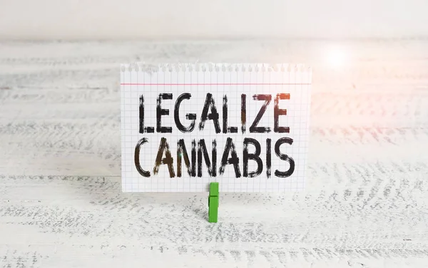 大麻の合法化を示すメモを書く 合法化されたレクリエーション大麻が全国的に使用する法律のためのビジネスコンセプト緑のクロッシンホワイトウッドの背景リマインダーオフィス供給 — ストック写真