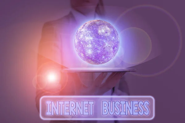 Написание текста Internet Business. Бизнес-концепция для деловых или коммерческих сделок, которые происходят в режиме онлайн Элементы этого изображения предоставлены НАСА . — стоковое фото