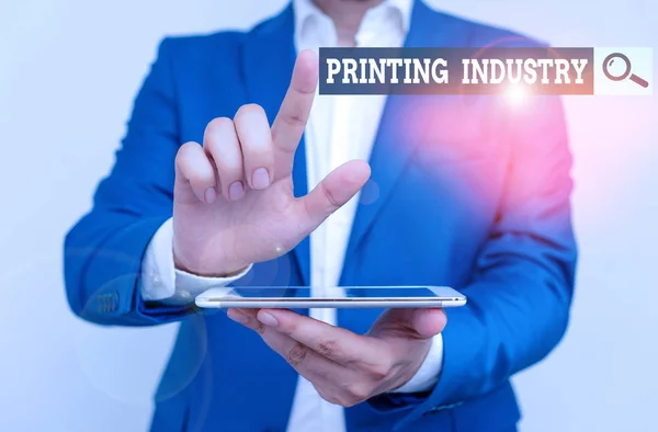 ワードライティングテキスト印刷業界。印刷物の生産に関わる業界のためのビジネスコンセプト彼の前で指差す指を持つビジネスマン. — ストック写真