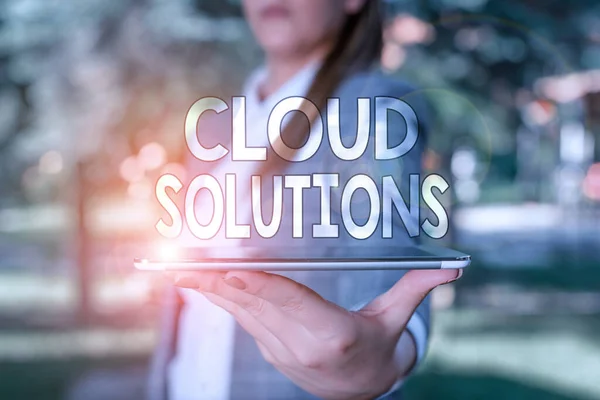 Konceptualne Pismo Ręczne Pokazujące Cloud Solutions Koncepcja Oznaczająca Usługi Ondemand — Zdjęcie stockowe