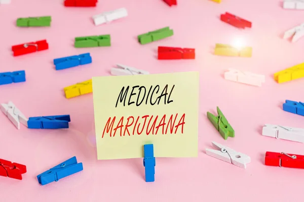 Skriva Lapp Som Visar Medicinsk Marijuana Affärsidé För Rekommenderas Genom — Stockfoto