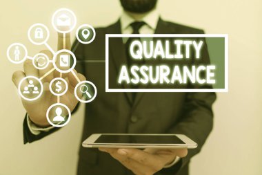 Kalite Güvencesi'ni gösteren metin işareti. Analiz edilen ürünlerde hataları ve kusurları önleyen kavramsal fotoğraf.