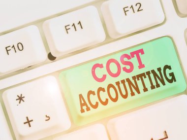 El yazısı muhasebe maliyeti. Kavramsal fotoğraf, bir şirkette ortaya çıkan tüm maliyetlerin kaydı.