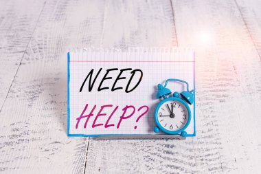 Kelime yazma metni Yardıma İhtiyaç duyar. Bir görevi tamamlamak için gerekli olan şeyi sağlamak ya da vermek için iş fotoğrafı sergisi Mini mavi alarm standı tampon telin üzerine eğilmiş olarak not kağıdının önünde