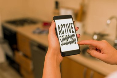 Aktif Kaynağı gösteren kavramsal el yazısı. İhtiyaç ortaya çıkmadan potansiyel adayları aramak anlamına gelen kavram