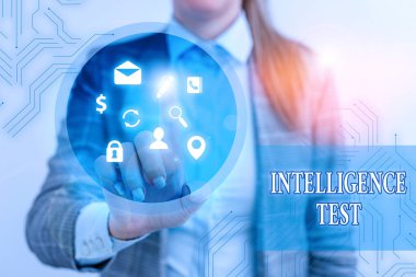 Mesaj işareti zeka testini gösteriyor. Düşünme ve düşünme yetisini ölçmek için tasarlanmış kavramsal fotoğraf testi.