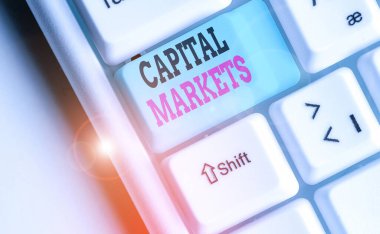 Sermaye Piyasaları 'nı gösteren bir not. Alıcılar ve satıcılar için iş konsepti finansal menkul kıymetler ticareti ile ilgilidir