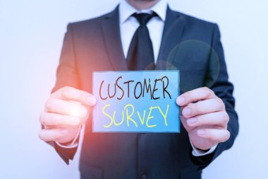 Müşteri Araştırması 'nı gösteren kavramsal el yazısı. Tüketici memnuniyeti hakkında bilgi edinmek için kaynak kavramı. Erkek insan resmi iş elbisesi giyer.