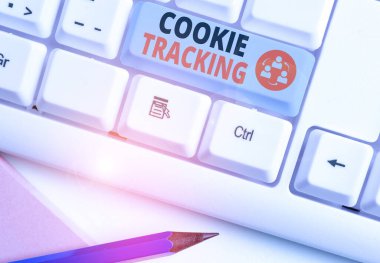 El yazısı Cookie Tracking. Web sitesi ziyaret edilerek kullanıcı bilgisayarında depolanan kavramsal fotoğraf verisi